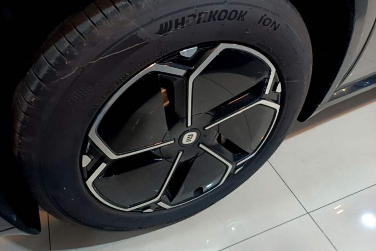 Used Xiaomi Auto YU7 2025 Ultra-Long Range Rear-Wheel Drive Version Left Front Wheel Hub