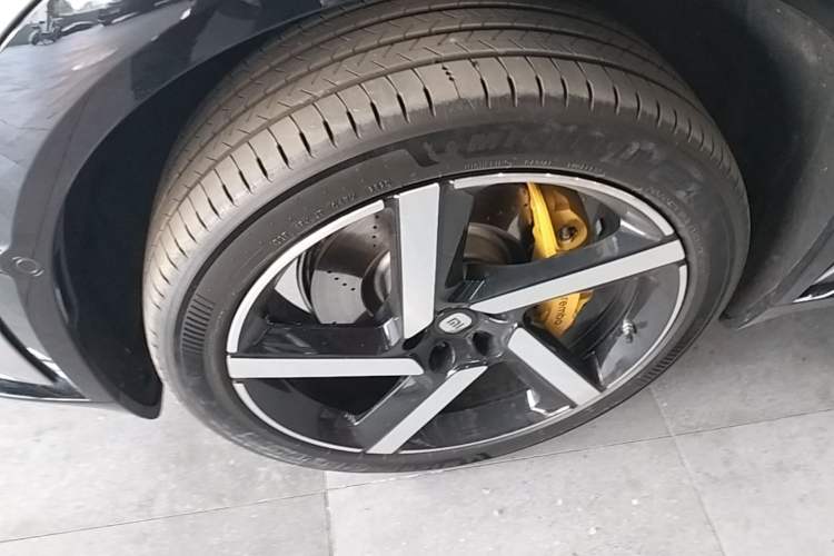 Used Xiaomi Auto YU7 2025 Ultra-Long Range High-Performance All-Wheel-Drive Max Edition Left Front Wheel Hub