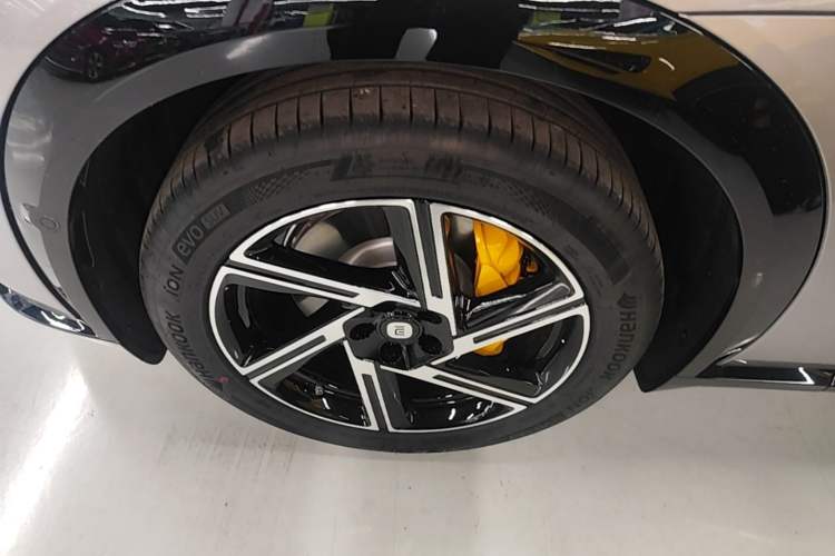 Used Xiaomi Auto YU7 2025 Ultra-Long Range Rear-Wheel Drive Version Left Front Wheel Hub