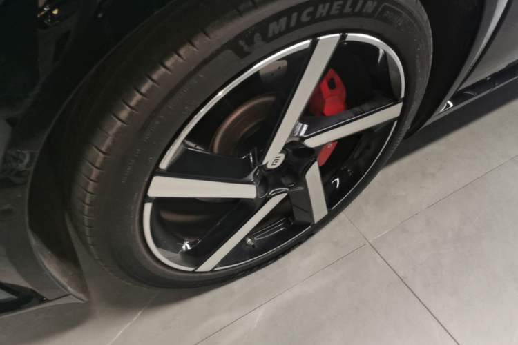 Used Xiaomi Auto YU7 2025 Ultra-Long Range High-Performance All-Wheel-Drive Max Edition Left Front Wheel Hub
