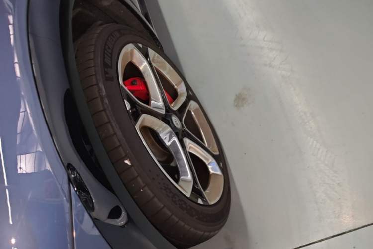 Used Xiaomi Auto YU7 2025 Ultra-Long Range High-Performance All-Wheel-Drive Max Edition Left Front Wheel Hub
