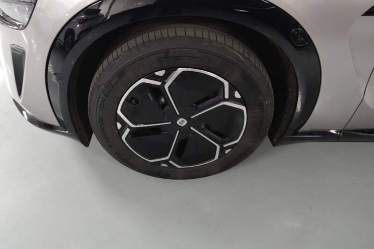 Used Xiaomi Auto YU7 2025 Ultra-Long Range Rear-Wheel Drive Version Left Front Wheel Hub