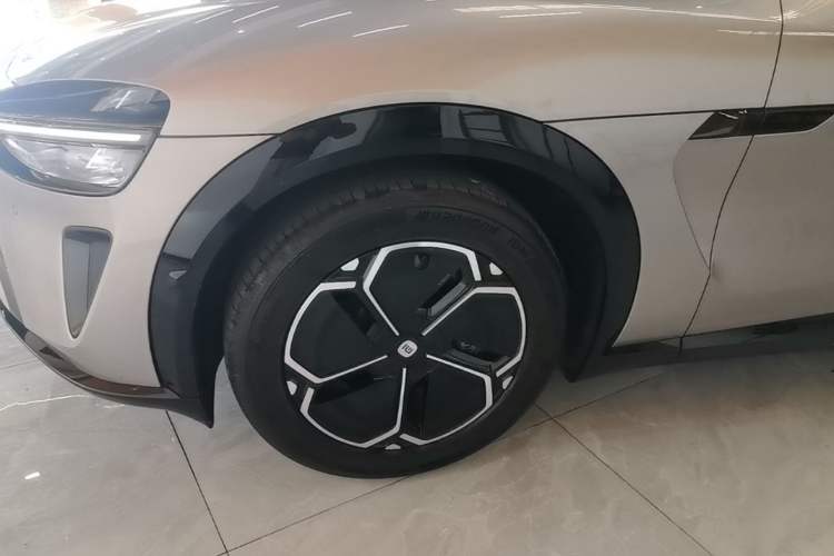 Used Xiaomi Auto YU7 2025 Ultra-Long Range Rear-Wheel Drive Version Left Front Wheel Hub