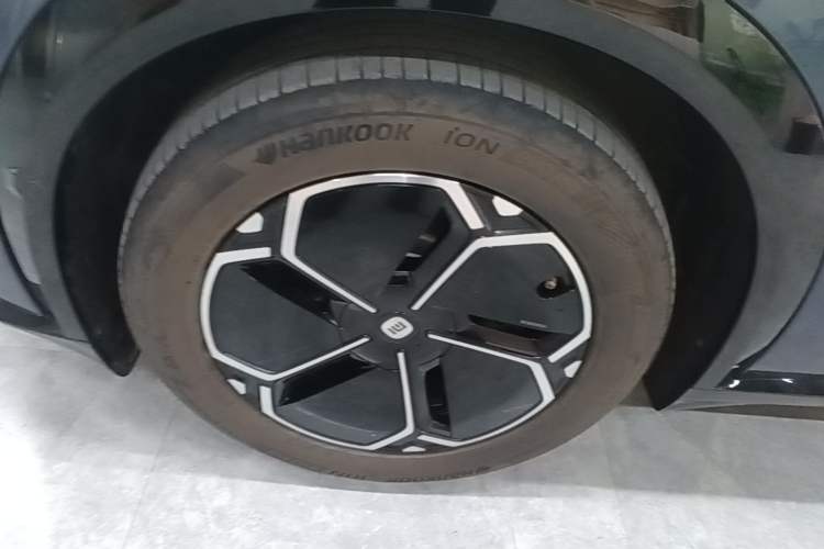 Used Xiaomi Auto YU7 2025 Ultra-Long Range Rear-Wheel Drive Version Left Front Wheel Hub