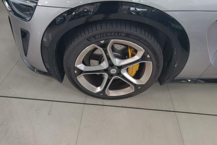 Used Xiaomi Auto YU7 2025 Ultra-Long Range High-Performance All-Wheel-Drive Max Edition Left Front Wheel Hub