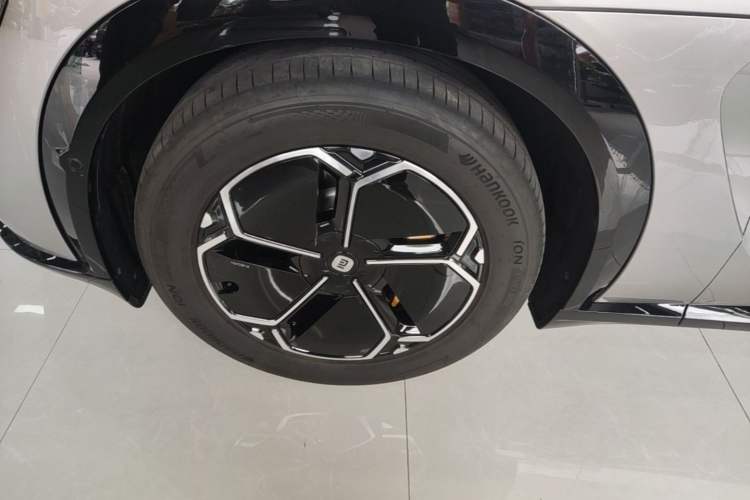 Used Xiaomi Auto YU7 2025 Ultra-Long Range High-Performance All-Wheel-Drive Max Edition Left Front Wheel Hub