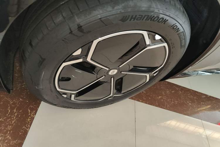 Used Xiaomi Auto YU7 2025 Ultra-Long Range Rear-Wheel Drive Version Left Front Wheel Hub