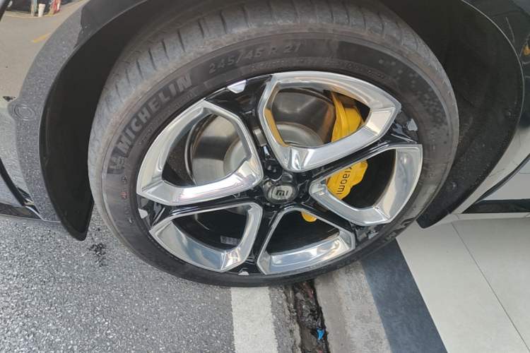 Used Xiaomi Auto YU7 2025 Ultra-Long Range All-Wheel Drive Pro Version Left Front Wheel Hub