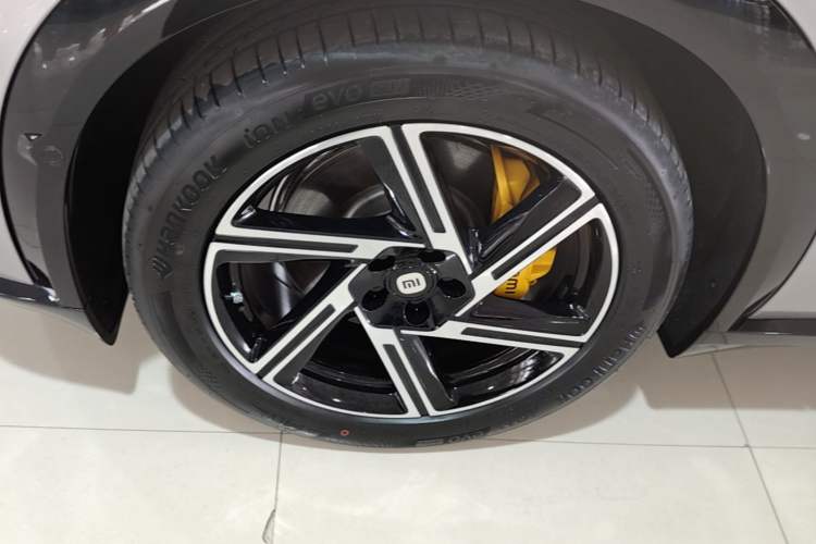 Used Xiaomi Auto YU7 2025 Ultra-Long Range Rear-Wheel Drive Version Left Front Wheel Hub