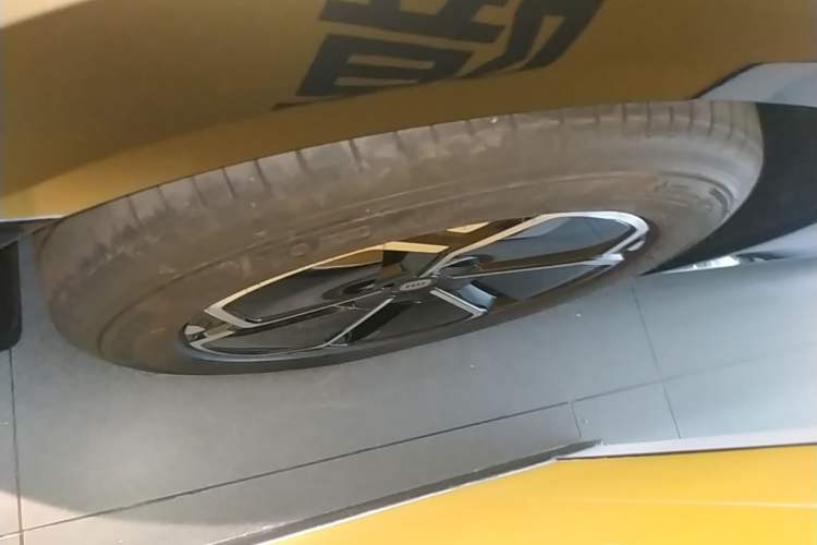 Used Xiaomi Auto YU7 2025 Ultra-Long Range Rear-Wheel Drive Version Left Front Wheel Hub