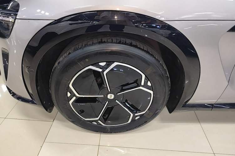 Used Xiaomi Auto YU7 2025 Ultra-Long Range All-Wheel Drive Pro Version Left Front Wheel Hub