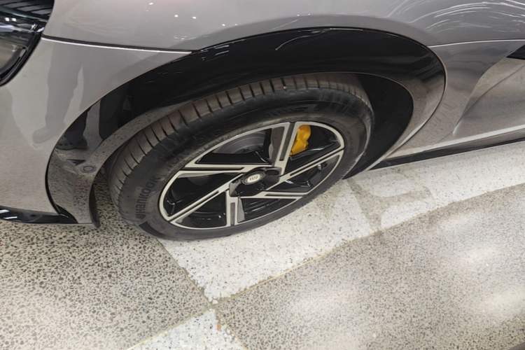 Used Xiaomi Auto YU7 2025 Ultra-Long Range Rear-Wheel Drive Version Left Front Wheel Hub