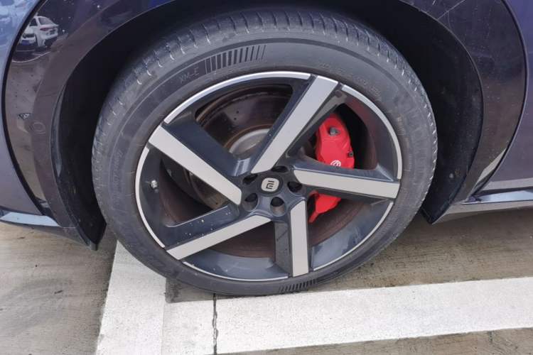 Used Xiaomi Auto YU7 2025 Ultra-Long Range High-Performance All-Wheel-Drive Max Edition Left Front Wheel Hub