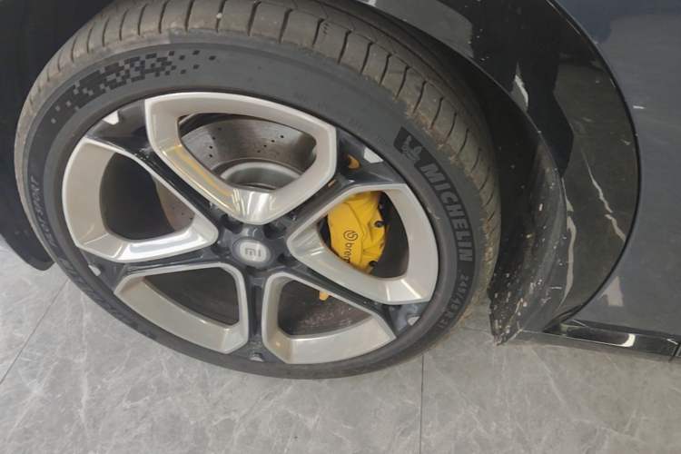 Used Xiaomi Auto YU7 2025 Ultra-Long Range High-Performance All-Wheel-Drive Max Edition Left Front Wheel Hub