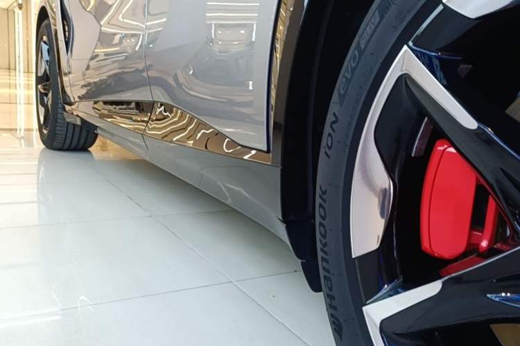 Used Xiaomi Auto YU7 2025 Ultra-Long Range High-Performance All-Wheel-Drive Max Edition Left Side Sill