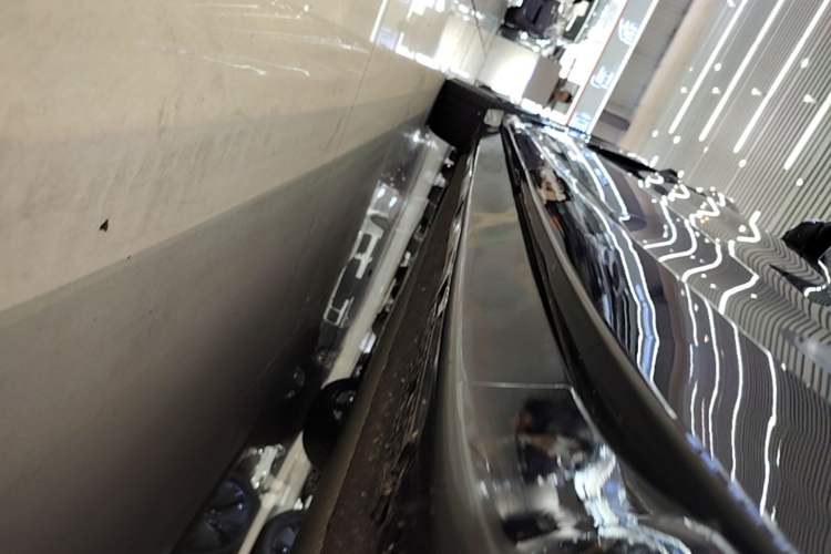 Used Xiaomi Auto YU7 2025 Ultra-Long Range High-Performance All-Wheel-Drive Max Edition Left Side Sill