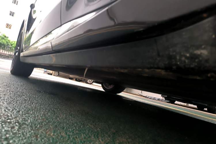 Used Xiaomi Auto YU7 2025 Ultra-Long Range High-Performance All-Wheel-Drive Max Edition Left Side Sill