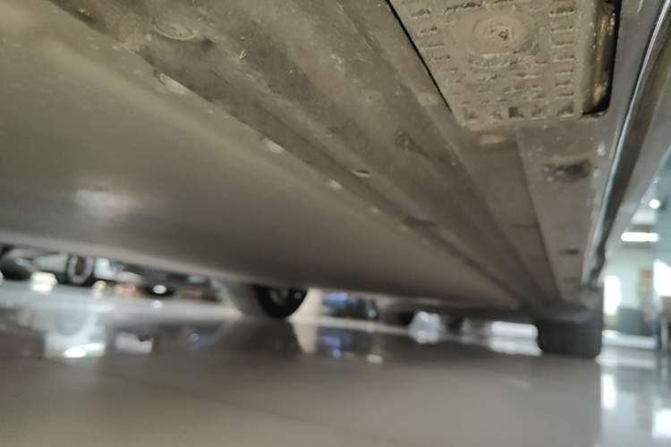 Used Xiaomi Auto YU7 2025 Ultra-Long Range High-Performance All-Wheel-Drive Max Edition Left Side Sill