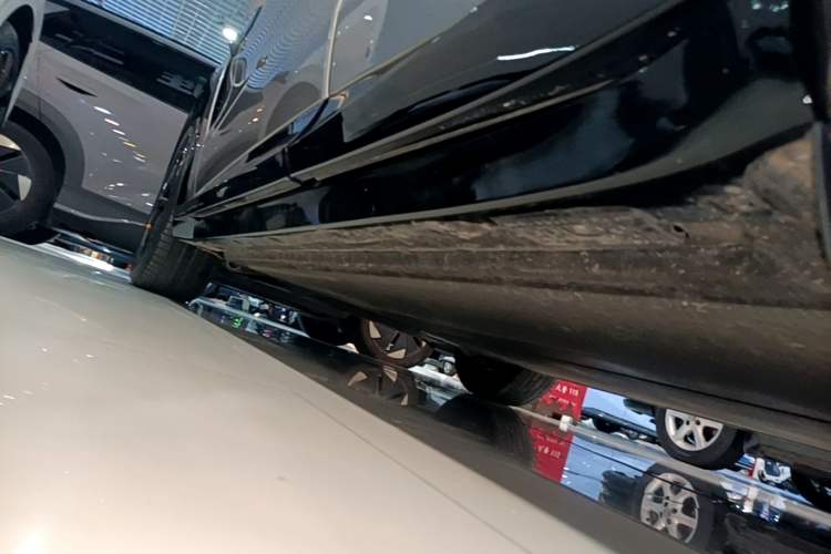 Used Xiaomi Auto YU7 2025 Ultra-Long Range Rear-Wheel Drive Version Left Side Sill