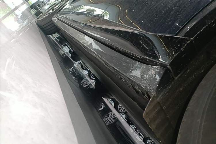 Used Xiaomi Auto YU7 2025 Ultra-Long Range Rear-Wheel Drive Version Left Side Sill