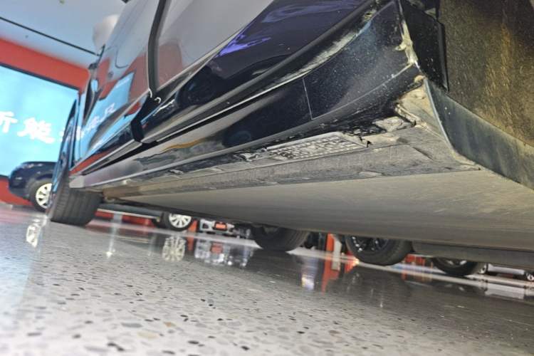 Used Xiaomi Auto YU7 2025 Ultra-Long Range Rear-Wheel Drive Version Left Side Sill