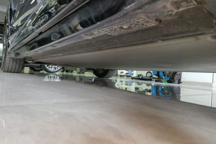 Used Xiaomi Auto YU7 2025 Ultra-Long Range High-Performance All-Wheel-Drive Max Edition Left Side Sill