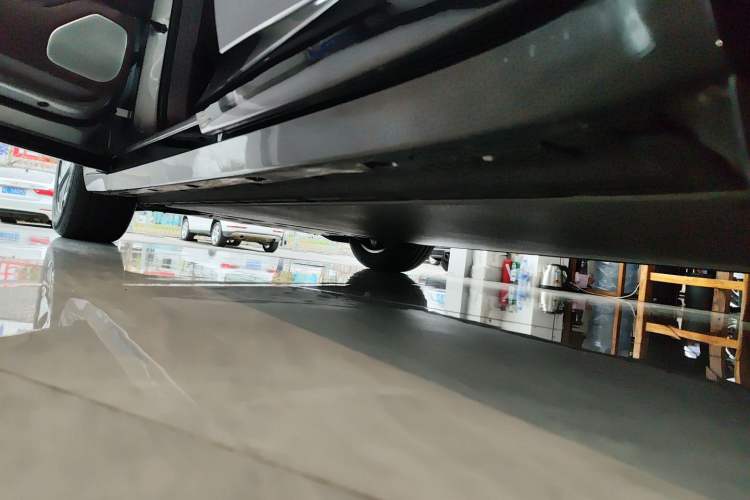 Used Xiaomi Auto YU7 2025 Ultra-Long Range All-Wheel Drive Pro Version Left Side Sill