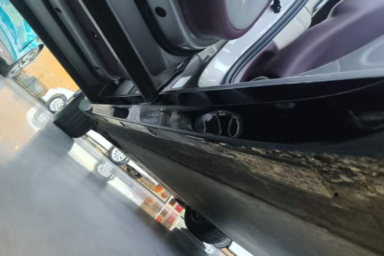 Used Xiaomi Auto YU7 2025 Ultra-Long Range High-Performance All-Wheel-Drive Max Edition Left Side Sill