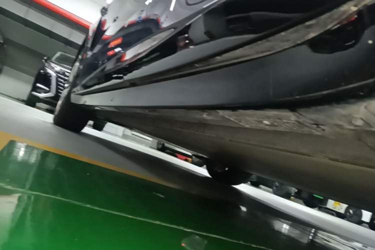 Used Xiaomi Auto YU7 2025 Ultra-Long Range High-Performance All-Wheel-Drive Max Edition Left Side Sill