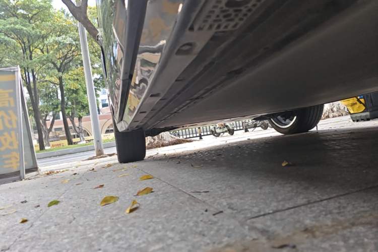 Used Xiaomi Auto YU7 2025 Ultra-Long Range High-Performance All-Wheel-Drive Max Edition Left Side Sill