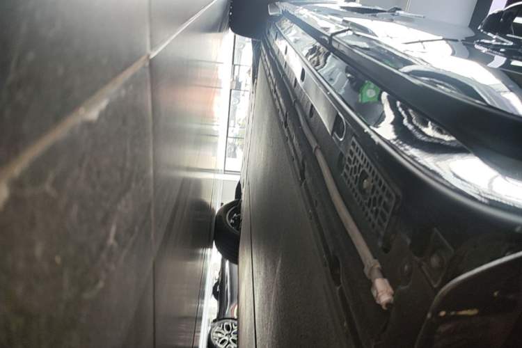 Used Xiaomi Auto YU7 2025 Ultra-Long Range Rear-Wheel Drive Version Left Side Sill
