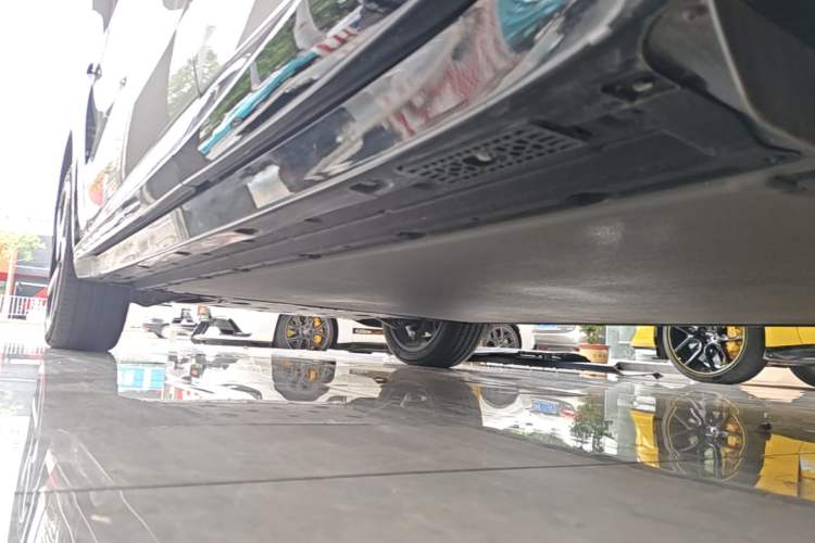 Used Xiaomi Auto YU7 2025 Ultra-Long Range High-Performance All-Wheel-Drive Max Edition Left Side Sill