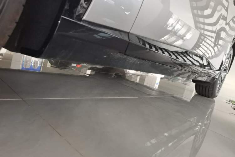 Used Xiaomi Auto YU7 2025 Ultra-Long Range Rear-Wheel Drive Version Left Side Sill