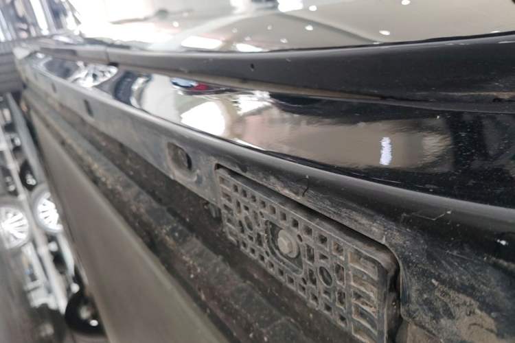 Used Xiaomi Auto YU7 2025 Ultra-Long Range High-Performance All-Wheel-Drive Max Edition Left Side Sill