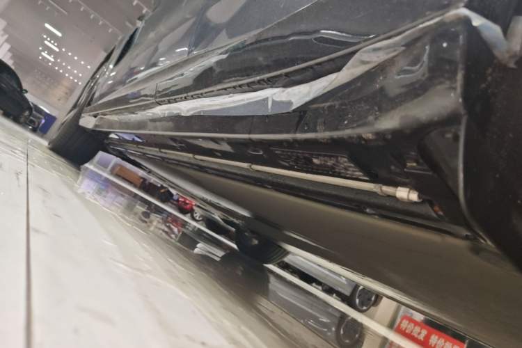 Used Xiaomi Auto YU7 2025 Ultra-Long Range High-Performance All-Wheel-Drive Max Edition Left Side Sill