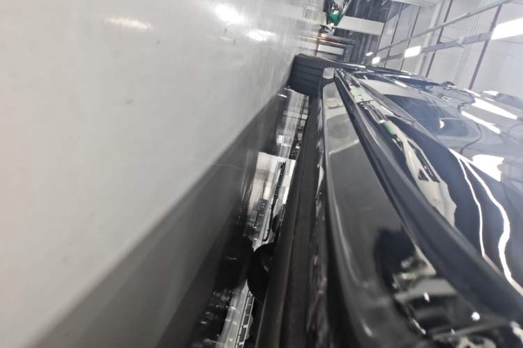 Used Xiaomi Auto YU7 2025 Ultra-Long Range High-Performance All-Wheel-Drive Max Edition Left Side Sill