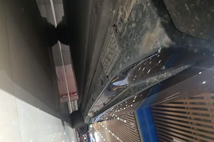 Used Xiaomi Auto YU7 2025 Ultra-Long Range High-Performance All-Wheel-Drive Max Edition Left Side Sill