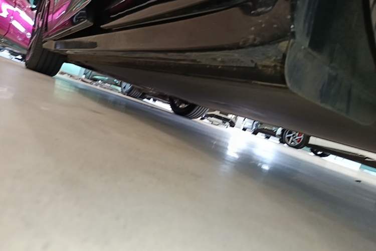 Used Xiaomi Auto YU7 2025 Ultra-Long Range High-Performance All-Wheel-Drive Max Edition Left Side Sill