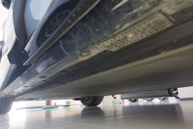 Used Xiaomi Auto YU7 2025 Ultra-Long Range High-Performance All-Wheel-Drive Max Edition Left Side Sill