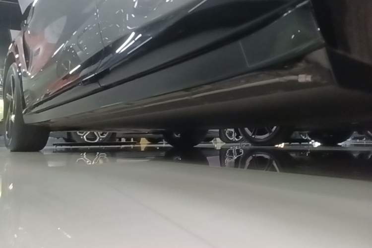 Used Xiaomi Auto YU7 2025 Ultra-Long Range All-Wheel Drive Pro Version Left Side Sill