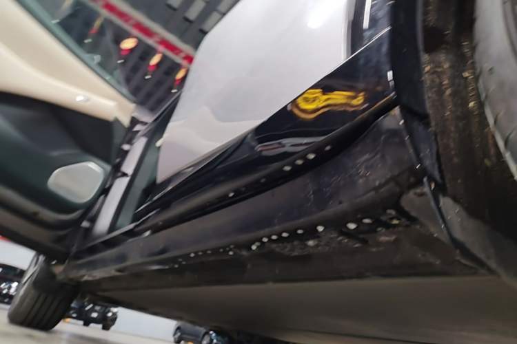 Used Xiaomi Auto YU7 2025 Ultra-Long Range All-Wheel Drive Pro Version Left Side Sill