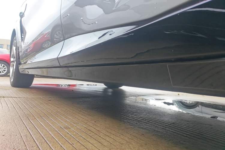 Used Xiaomi Auto YU7 2025 Ultra-Long Range High-Performance All-Wheel-Drive Max Edition Left Side Sill