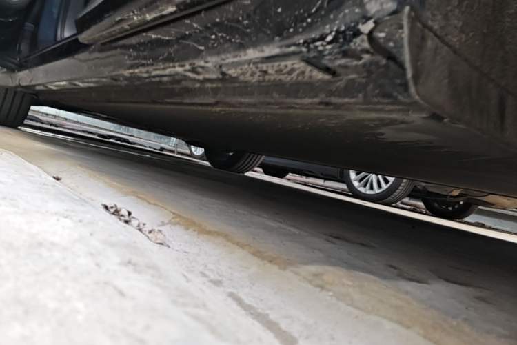 Used Xiaomi Auto YU7 2025 Ultra-Long Range High-Performance All-Wheel-Drive Max Edition Left Side Sill