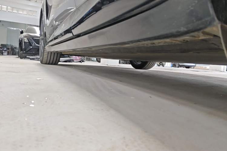 Used Xiaomi Auto YU7 2025 Ultra-Long Range High-Performance All-Wheel-Drive Max Edition Left Side Sill