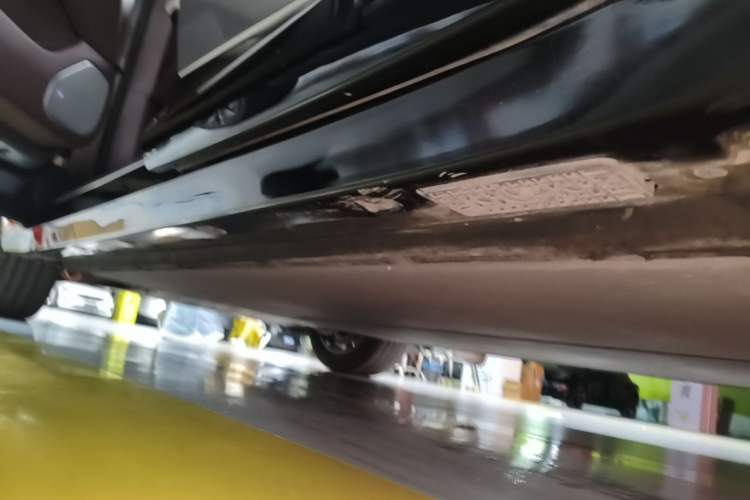 Used Xiaomi Auto YU7 2025 Ultra-Long Range Rear-Wheel Drive Version Left Side Sill