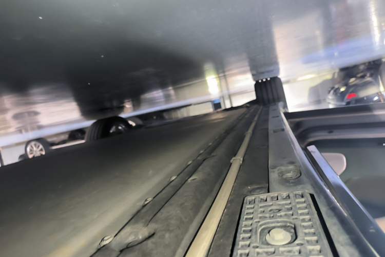 Used Xiaomi Auto YU7 2025 Ultra-Long Range High-Performance All-Wheel-Drive Max Edition Left Side Sill