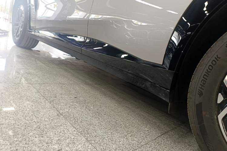 Used Xiaomi Auto YU7 2025 Ultra-Long Range Rear-Wheel Drive Version Left Side Sill