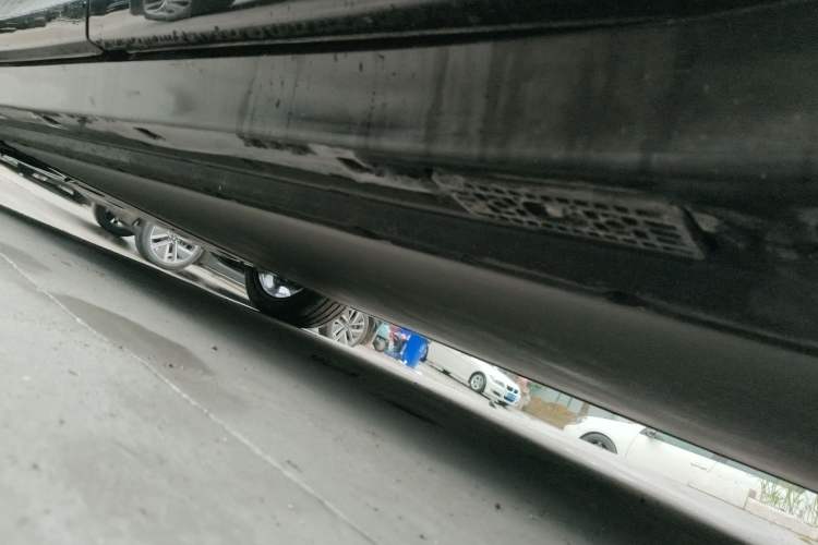 Used Xiaomi Auto YU7 2025 Ultra-Long Range High-Performance All-Wheel-Drive Max Edition Left Side Sill