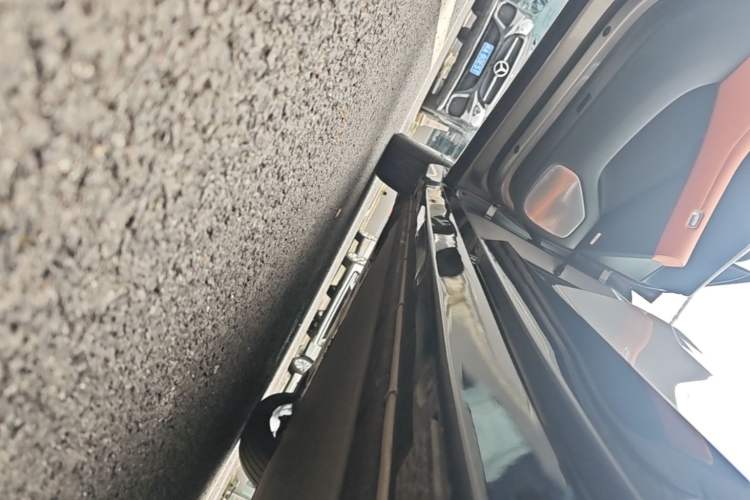 Used Xiaomi Auto YU7 2025 Ultra-Long Range High-Performance All-Wheel-Drive Max Edition Left Side Sill