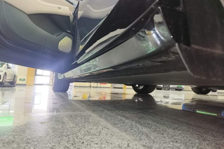 Used Xiaomi Auto YU7 2025 Ultra-Long Range High-Performance All-Wheel-Drive Max Edition Left Side Sill